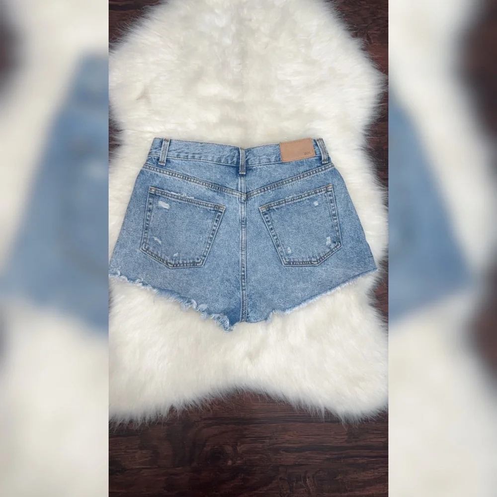 Zara Short - Picture 2 of 6